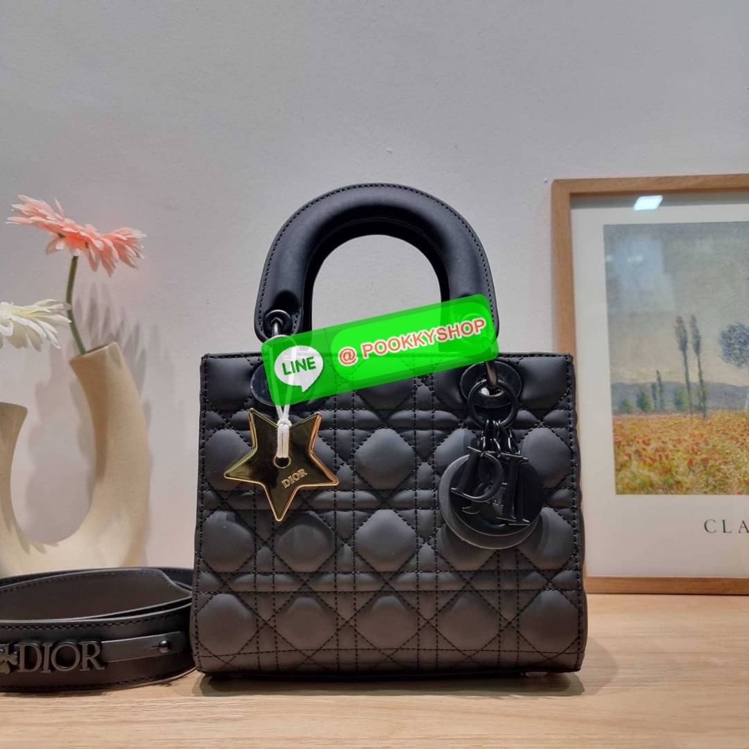 NEW ARRIVAL!! CD LADY ULTRAMATTE BAG กระเป๋าสะพายข้างพรีเมี่ยมกิ๊ฟสุดฮอต ดีไซน์เรียบง่าย แต่แฝงไปด้วยความหรูหรา ทรงกล่องคลาสสิค โดดเด่นด้วยพวงกุญแจอะไหล่สีเดียวกับตัวกระเป๋า วัสดุหนังแท้ผิวแมทท์ ลายเส้นซ้อนทับสวยงาม มีรูปแบบ หูจับในตัวและสายครอสบอดี้สุดเล