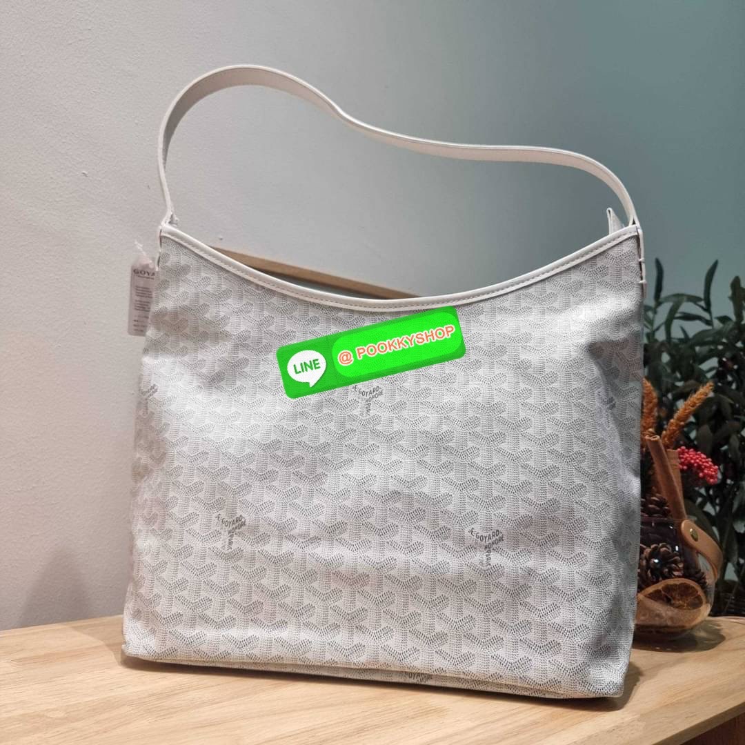 GOYARD BOHEME HOBO BAG ใหม่สุดคุ้ม กับกระเป๋าสะพายทรงโฮโบ ใบใหญ่จุใจ!! มาครบสีขายดี เลิศทุกสี รูปทรงคลาสสิค ดีไซน์เป็นเอกลักษณ์ วัสดุหนังแคนวาสพิมพ์ลายสวยคม ปากกระเป๋ามีซิปเปิด-ปิดกันของหล่นได้ ภายในโล่งกว้างมาก มาพร้อมสายคล้องในตัว ทนทาน สะพายสวยๆได้ทุกว