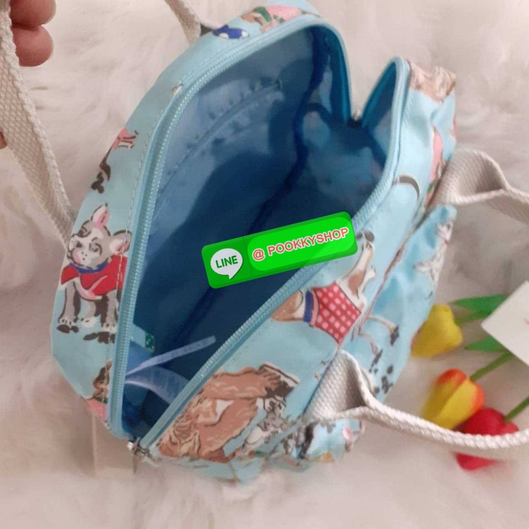 Best Seller !! Cath Kidston Multi Strap Backpack กระเป๋าสะพายเป้รุ่นมินิ แบรนด์ดังสไตล์วินเทจสุดฮิต วัสดุ Canvas เคลือบกันน้ำสามารถเช็ดทำความสะอาดได้ เปิดปิดด้วยซิปสะดวกใช้ ด้านหน้าประดับโลโก้แบรนด์ พร้อมช่องซิปด้านนอกใส่กระเป๋าสตางค์ มือถือได้ ด้านในมีช่