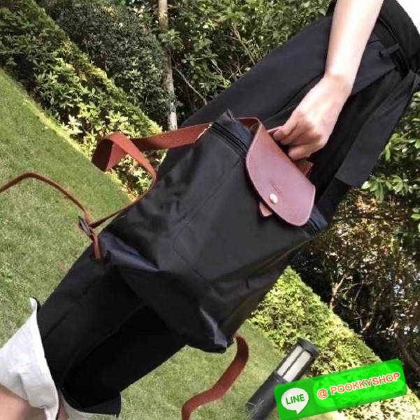 Longchamp le pliage original backpack 🔆 Details สวยคลาสสิคต้องไม่พลาด กับกระเป๋าสะพายทรงเป้ ขนาดกำลังดี น้ำหนักเบา ดีไซน์เรียบง่าย แต่ดูแพง ปากกระเป๋าออกแบบให้มีฝาปิดและซิปแน่นหนา สายสะพายสามารถปรับใช้ตามชอบ ภายในโล่งกว้าง จุของได้สบายๆ พกพาไปไหนก