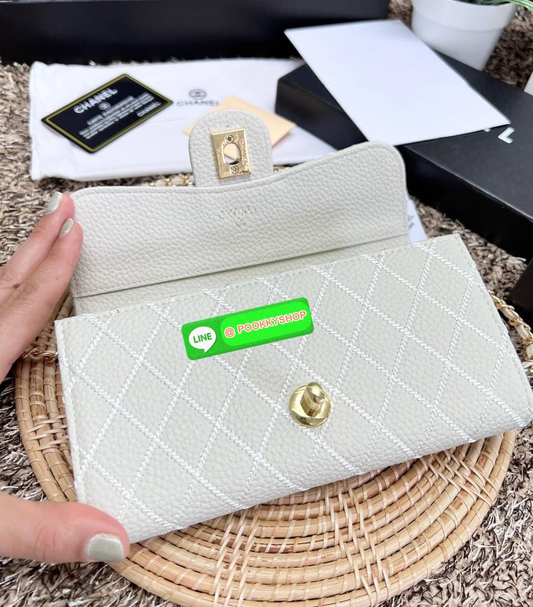 New in! สวยกริปมากๆค่ะ สาวๆที่มีบัตรเยอะๆหรือชอบพกเงินสดเยอะๆ แนะนำรุ่นนี้เลยค่ะ ไม่ผิดหวังแน่นอน CHANEL CHAIN WALLET//CLUTCH BAG ((vip gift ตปท)) พร้อมส่ง บอกเลยน้องสวย ไร้ที่ติเลยค่า! กับกระเป๋าสะพายแบบครอสบอดี้ร์หรือถือแบบคลัทเป็นกระเป๋าเงินเก๋ๆได้เลยค