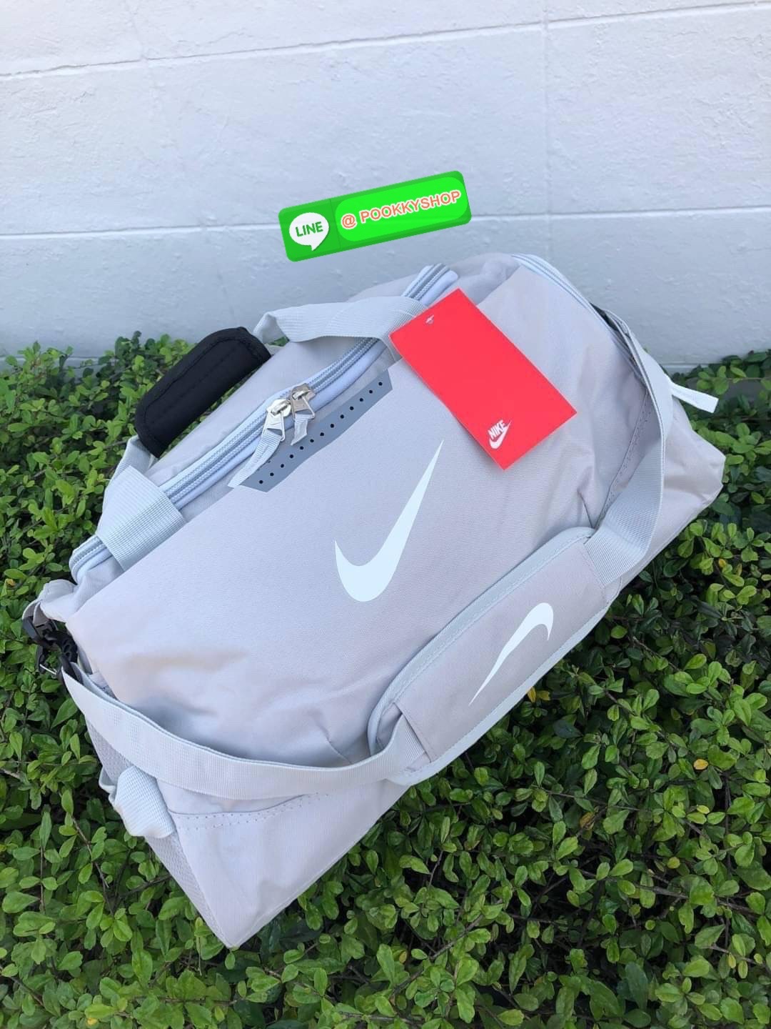 NIKE GYM BAG กระเป๋ายิมและกระเป๋าเดินทางสารพัดช่องที่มีพื้นที่ให้คุณเก็บของมากมาย ไม่ว่าจะช่องซิปคู่หลักที่กว้างใหญ่ สำหรับใส่เสื้อผ้าเดินทางได้หลายชุด ปลอดภัย ช่องรองเท้าแยก และช่องใส่ของด้านในสำหรับเก็บของมีค่า สายคล้องไหล่คู่และสายสะพายไหล่ถอดเก็บได้สา