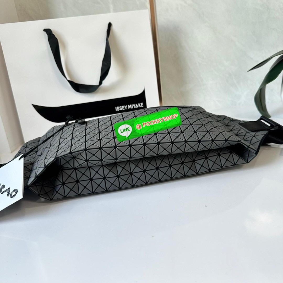 BaoBao Issey Miyake baton belt bag 🔖กระเป๋าคาดเอว/คาดอก เอกลักษณ์โดดเด่นตลอดทั้งใบ สุดเทห์ น้ำหนักเบาพกพาสะดวก 🔖วัสดุ: โพลียูรีเทนผสมหนัง 🔖เปิด-ปิดแบบซิปบน และมีช่องซิปด้านหน้า ภายในมีช่องแยกสัดส่วน 2 ช่อง ซับในผ้าไนลอน 🔖สา