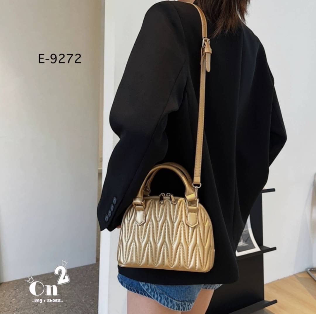 Hot item 🔥🔥 กระเป๋ามาใหม่สไตล์เกาหลี ทรงโดมงานซิปคู่ ตัวกระเป๋าปักลายแน่นๆ มาพร้อมสายสะพายยาวถอดออกถือได้ค่ะ พร้อมส่ง 4 สีค่ะ