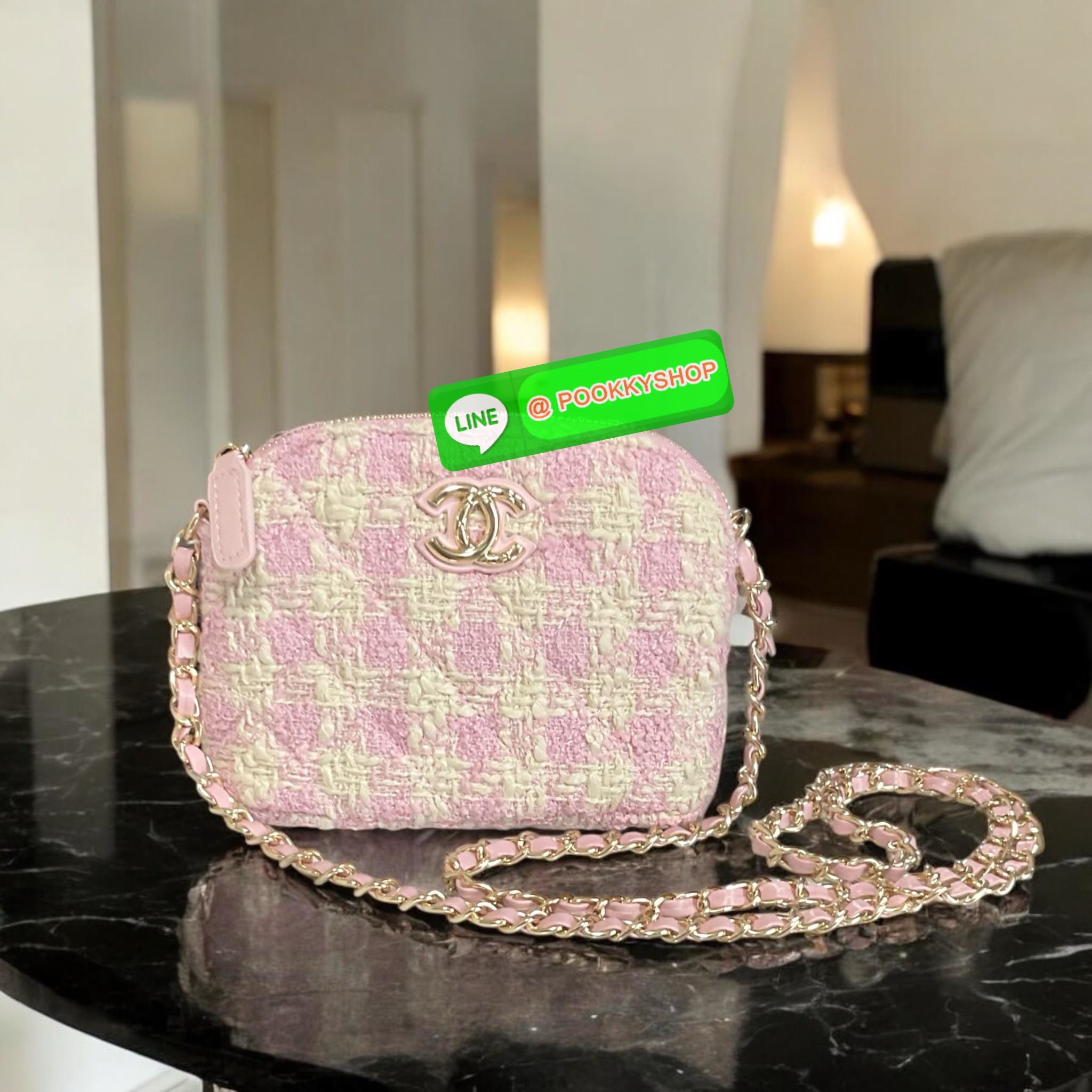 พร้อมส่งรุ่นใหม่! สายหวานมาแล้วกับกระเป๋าสะพายครอสบอดี้ CHANEL TWEET CROSSBODY WITH CHAIN BAG สินค้าสมนาคุณ ผ้าทวีตเต็มใบ ทรงสวยหรู ด้านหน้ามีโลโก้แบรนด์ CC สีทองหรู เปิดปิดด้วยซิป ด้านในใส่มือถือได้ทุกรุ่น ลิปสติก แบงค์พับ พร้อมช่องใส่บัตรหยิบได้สะดวก มา