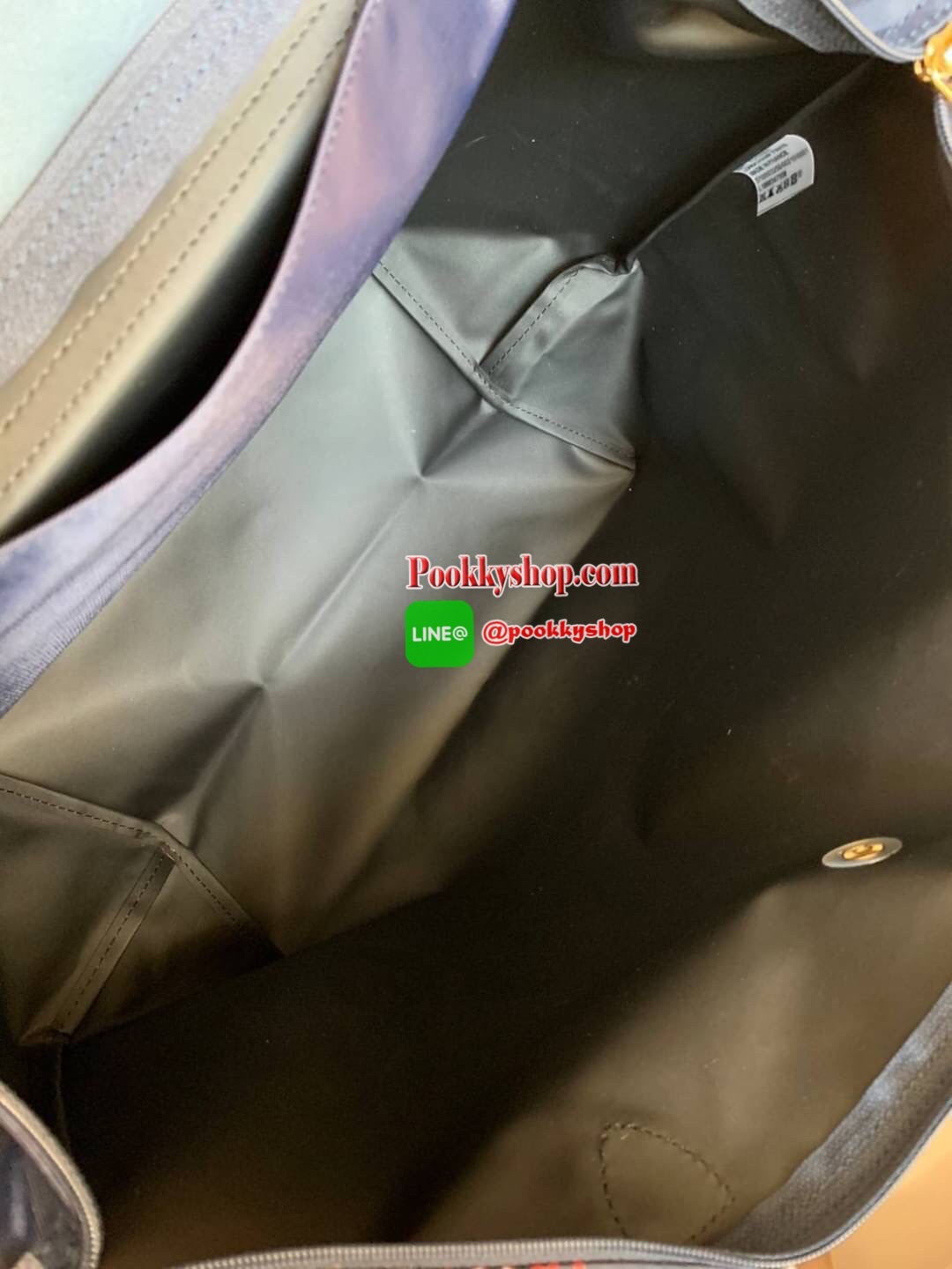 Longchamp Made In France Le Pliage Eiffel Tower Limited Edition Tote Bag สุดลิมิเตทกับlongchamp ที่ ออกมาเฉพาะซีซั่น พิมพ์ลายหอไอเฟล สามาถพับเก็บได้ ตรงตามชื่อทรง (คำว่า Le Pliage เป็นภาษาฝรั่งเศส แปลว่าการพับ) ส่วนฝาปิดและหูจับเป็นหนังที่ทำให้กระเป๋าดูไม