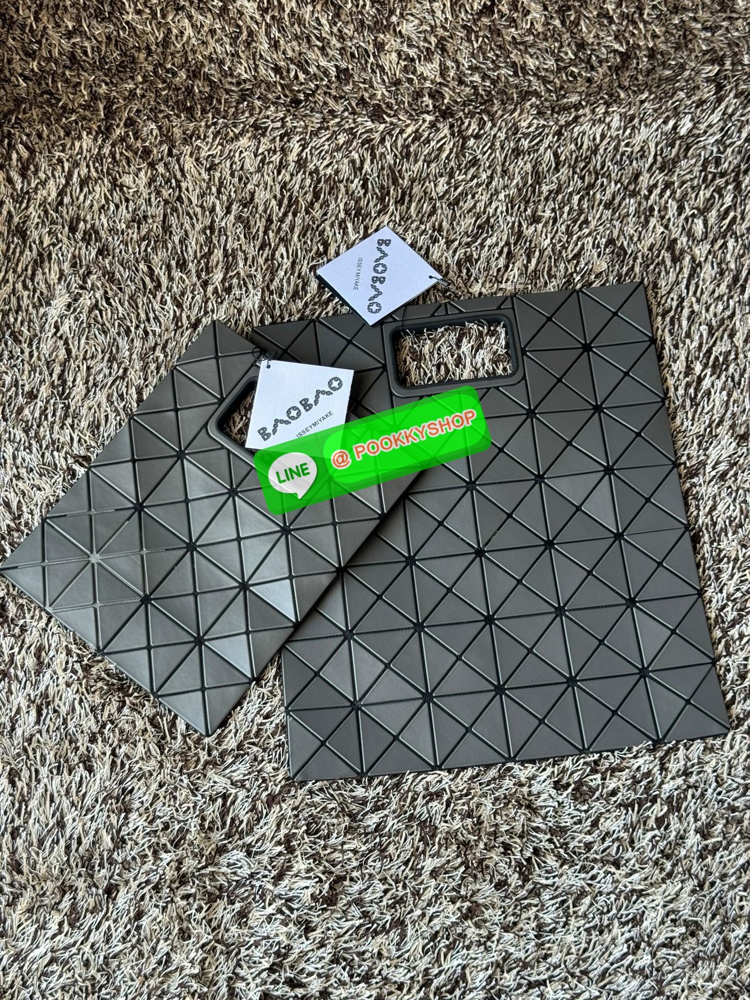 Baobao Issey Miyake large Bocca matte-finish tote bag BOCCA MATTE เป็นกระเป๋าถือรูปแบบใหม่ที่มีด้ามจับด้านในที่ช่วยให้กระเป๋าวางอยู่บนแขนหรือข้อมือได้อย่างนุ่มนวล เป็นกระเป๋าถือขนาดใหญ่นี้มีกระเป๋าด้านในพร้อมซิปที่ช่วยให้จัดเก็บได้อย่างปลอดภัย สามารถใส่แล