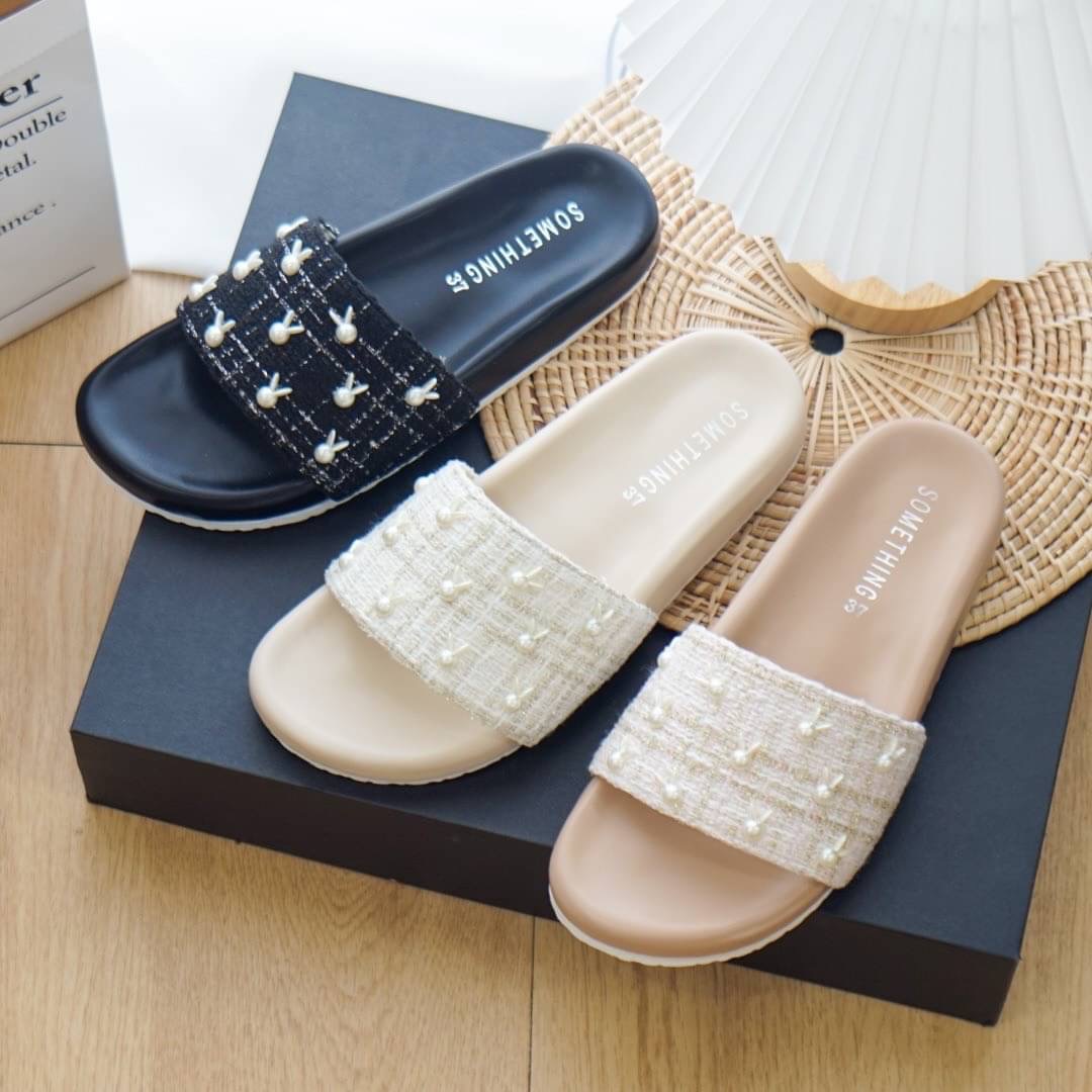 NEW IN สินค้าเข้าใหม่ รองเท้าส้นตึกชิคๆ งานผ้าทวิตเกาหลีแบบใส่ได้ทุกวัน ต้องรุ่นนี้เลยค๊า งานสวมซับนวมนิ่มๆ แต่งกระดุมน้องกระต่ายน่ารัก ใส่แล้วเก็บทรง เก็บหน้าเท้าดีมากๆ ให้อารมณ์ถึงความคลาสสิค แบบเลิศสุดๆ เรียบแต่มาก แต่ใส่แล้วดูน่ารักมากค่าา