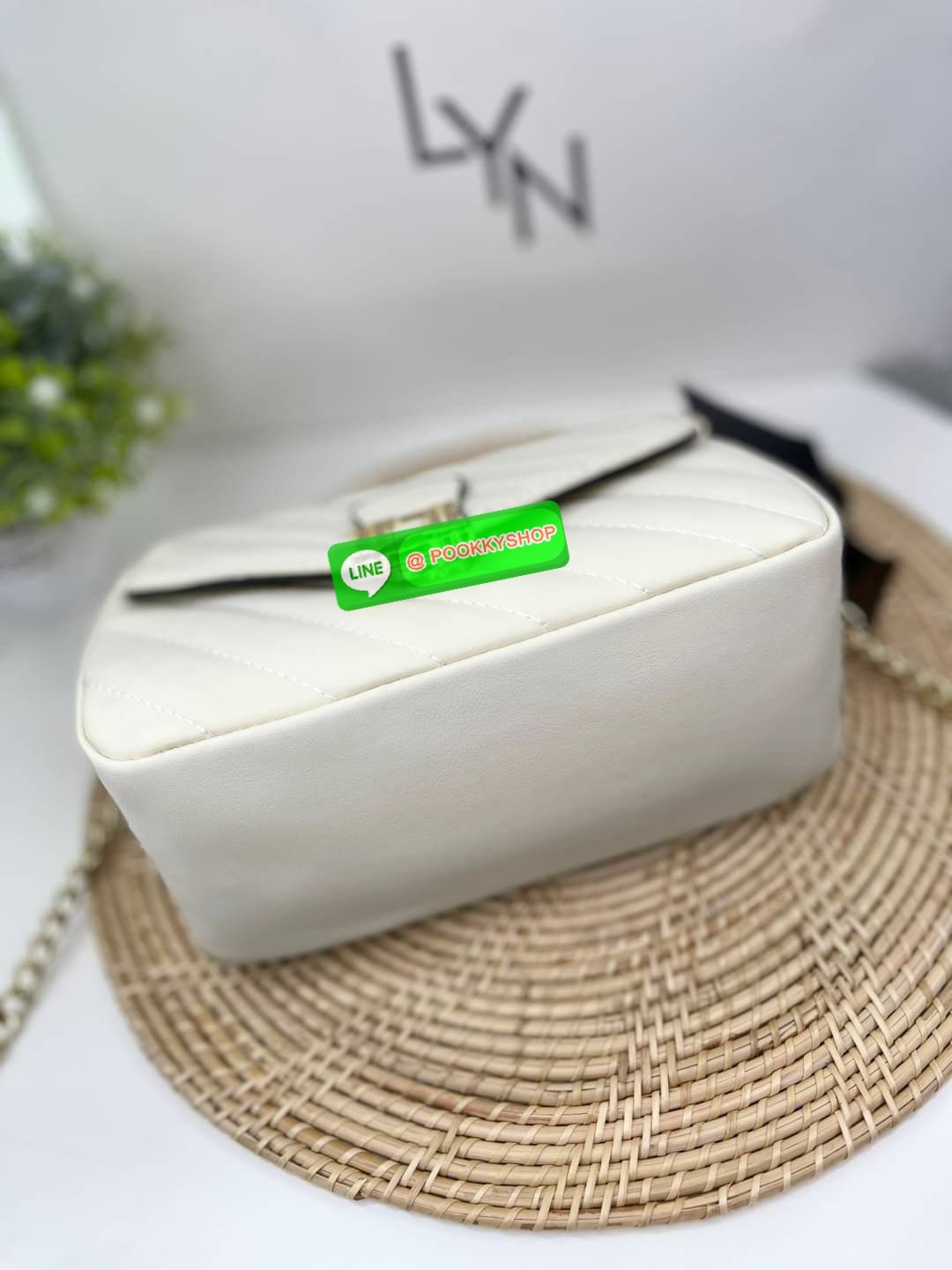 Lyn กระเป๋าทรงน่ารักปุ๊กปิ๊ก สายสะพายโซ่ทอง เปิดปิดด้วยกระดุมแม่เหล็ก ฐานกว้างใส่ของได้เยอะ