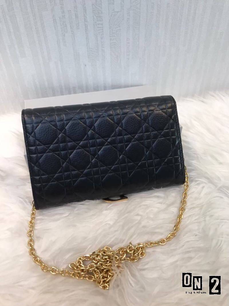 Dior clutch with Crossbody Bag Size 8 inch 🔺หนังวัว(leather) 🔺ด้านในมีช่องใส่นามบัตร ใช้เป็นกระเป๋าสตางค์ได้เลยค่ะ 🔺มีสายยาวโซ่ 1 เส้น (Have 1 chain)