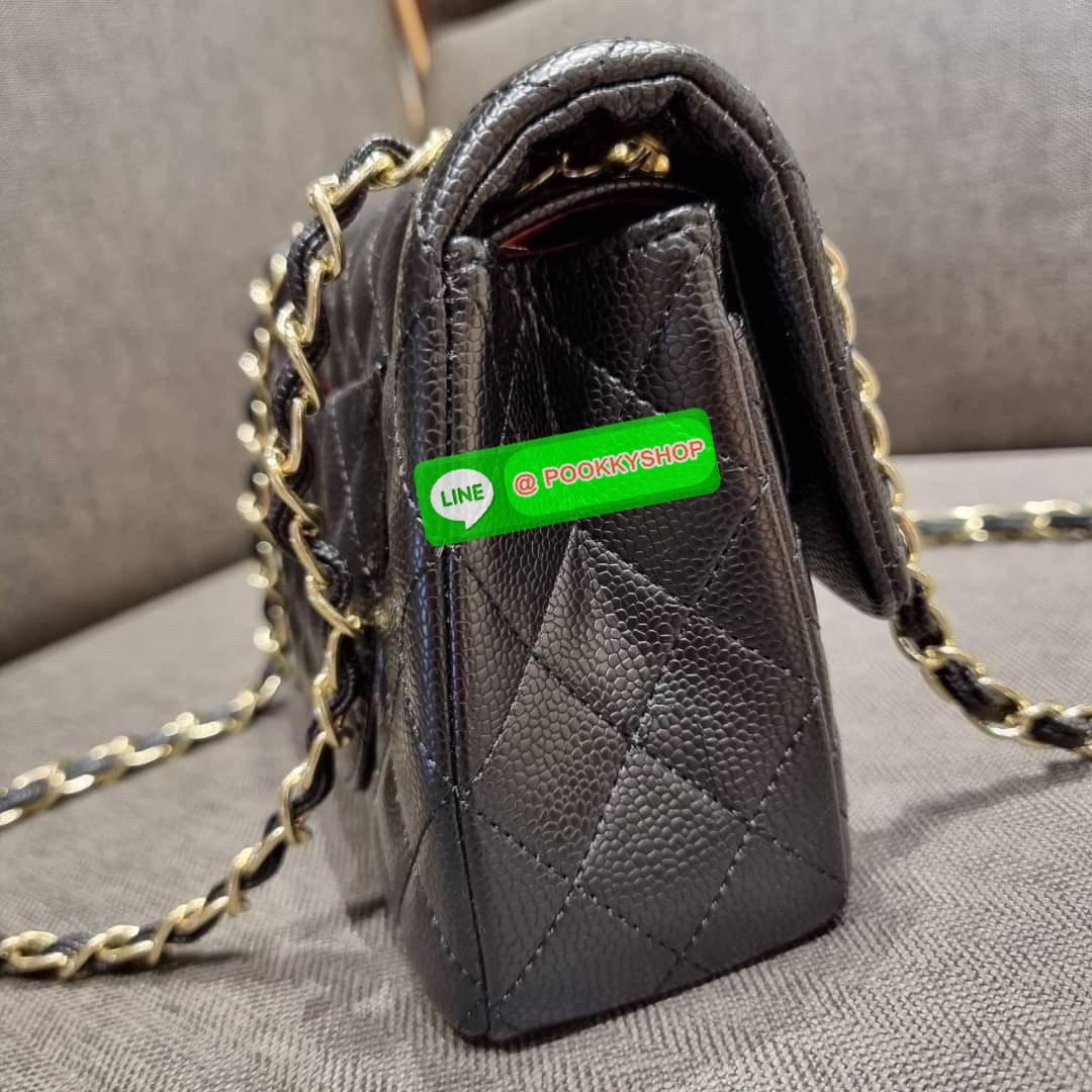 RESTOCK!! HOT ITEM!! Chanel premium for gift กระเป๋าสะพายหนังสังเคราะห์ลายคาร์เวีย อะไหล่พร้อมโซ่สะพายสีทอง ตัดกับกระเป๋าได้อย่างลงตัวและโดดเด่น เปิด-ปิดกระเป๋าด้วยตัวบิดล็อค ภายในกระเป๋ามีฝาปิดอีก 1 ชั้น บุหนังสีแดงโลโก้เด่น คม ชัด!! มีช่องโล่งกว้างจุของ