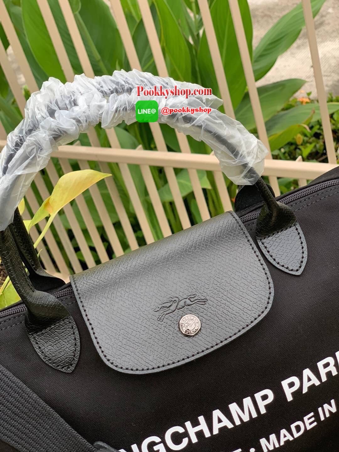 Longchamp by shayne oliver top handle Bag L อีกหนึ่งคอลเลคชั่นแบบลิมิเตทที่ออกแบบโดย Shayne Oliver นักดีไซน์เนอร์ชื่อดังระดับโลก ด้วยรูปทรงกระเป๋าที่ออกแบมาเพือใช้ได้ในชีวิตประจำวัน เน้นความเรียบหรู และง่ายต่อการถือและสะพายอย่างคล่องตัว ใส่สิ่งของได้เยอะส