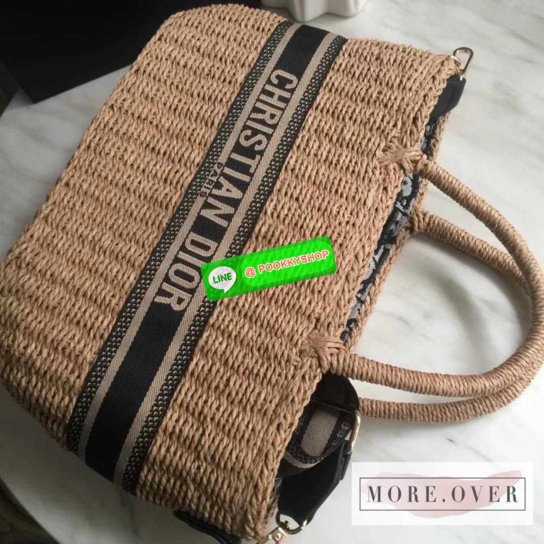 ทรงนี้จุของได้เยอะค่ะ ดาราเซเลปใช้กันเยอะเลยจ้า สาวๆ ต้องมีนะจ๊ะใบนี้น่ารักมากค่ะ แมทกับเสื้อผ้าได้ง่าย ดูเรียบหรูค่ะ กระโปรงสาน Chistian Dior แต่งลายชื่อแบรนด์ มีสายยาวครอสบอดี้ได้ค่ะ หรือจะถือก็น่ารักมากค่ะ ลุคคุณหนูมากค่ะ งานคุณภาพการันตี