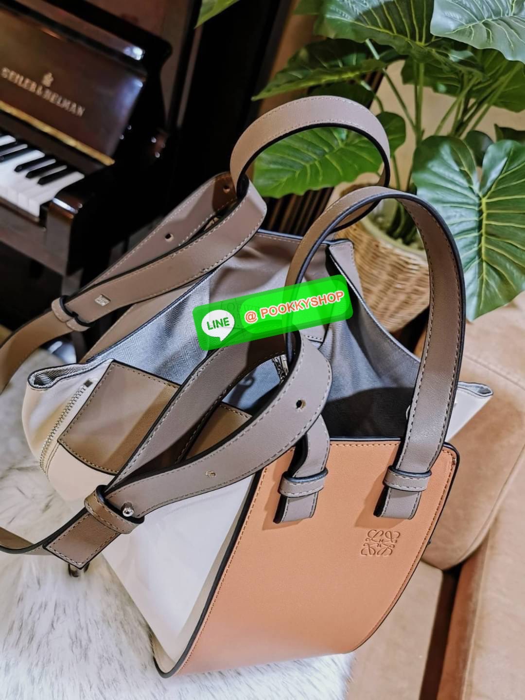 ✴️ห้ามพลาด!✴️LOEWE HANDLE & SHOULDER BAG VIP GIFT WITH PURCHASE (GWP) กระเป๋าถือหรือสะพายหนังแท้พรีเมี่ยมกิ๊ฟ Limited จาก LOEWE PERFUME DUTYFREE รุ่น Rare items สุดๆวัสดุหนังแท้ Calfskin หนังสวยดีไซน์มีเอกลักษณ์ ใบใหญ่กำลังดี น้ำหนักเบา ด้าน