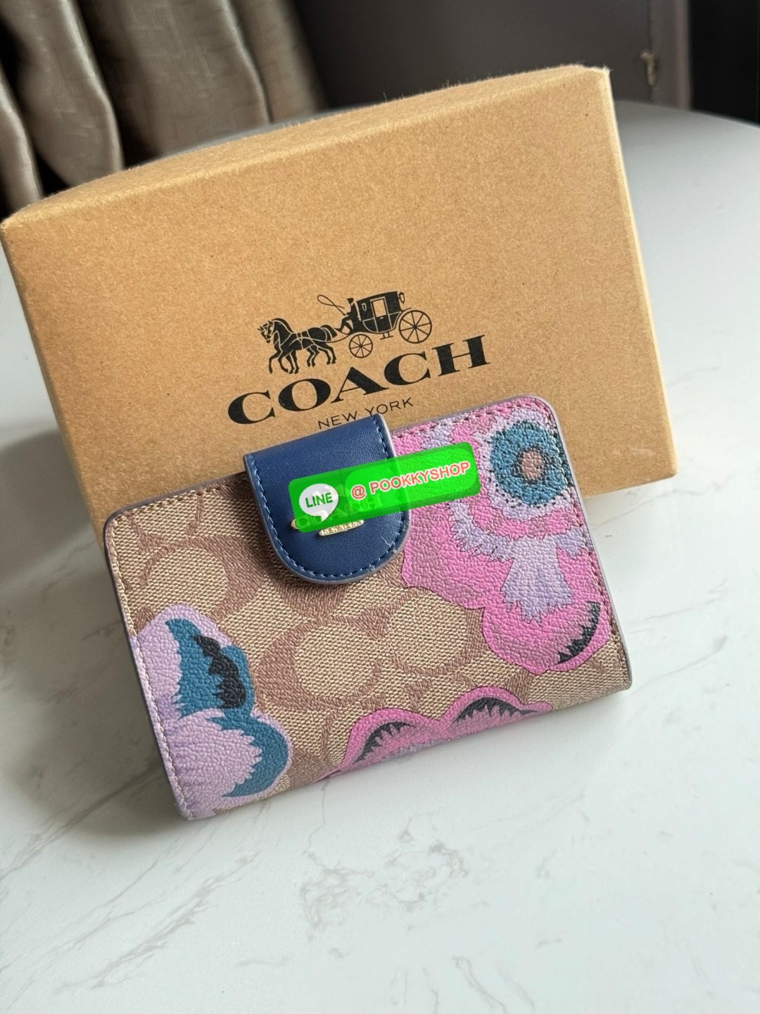 COACH MEDIUM CORNER ZIP WALLET IN SIGNATURE CANVAS กระเป๋าสตางค์ขนาดกลางที่ถือว่าเป็นไอเทม Must Have ของทุกเพศทุกวัยที่ต้องพกติดตัวไว้ตลอดเวลา เพราะนอกจากจะช่วยจัดเก็บเงิน บัตรประชาชน บัตรเครดิตและต่าง ๆ ให้เป็นระเบียบเรียบร้อยยังต้องคำนึงถึงประโยชน์ใช้สอ