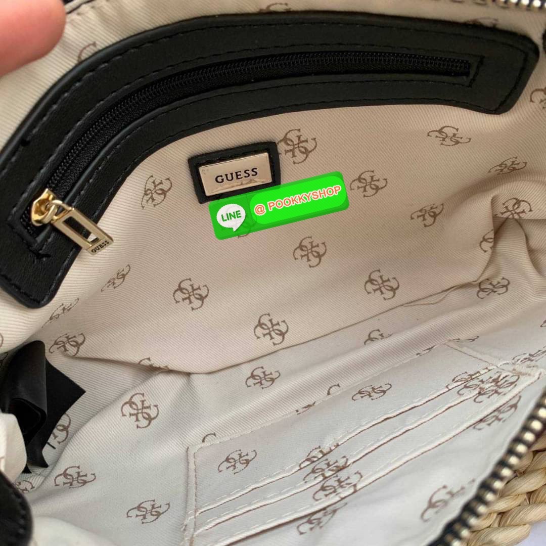 Guess ซื้อ 1 ได้ถึง 2 วัสดุหนัง PU เนื้อนิ่ม มาพร้อมสายสะพาย 2 เส้น สายโซ่สั่นสำหรับสะพายคล้องไหล่ และสายหนังยาวสะพายคลอสบอดี้สามารถปรับระดับได้ สวยได้หลายลุค คุ้มสุดๆจ้า