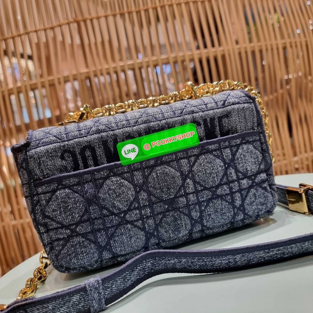 NEW IN CD SMALL CARO SHOULDER BAG กระเป๋าสะพายข้างพรีเมี่ยมกิ๊ฟทรงสวย ดีไซน์ย้อนยุค ที่รอบนี้โดดเด่นเป็นเอกลักษณ์มากๆ ดีไซน์สีเดนิมคลาสสิค เปิด-ปิดด้วยอะไหล่บิดล็อค หรูหรา ใช้งานง่าย วัสดุผ้าเดนิมทนทาน ภายในเป็นช่องโล่ง มีช่องย่อย ด้านหลังก็ยังมีช่องใส่บั