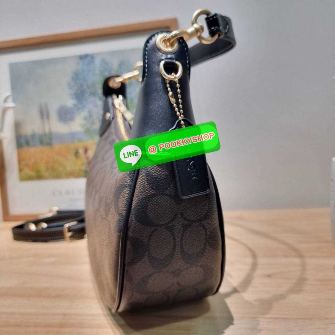 COACH CI791 MARA HOBO IN SIGNATURE CANVAS 🔆 Details รุ่นใหม่ พร้อมสีใหม่ก่อนใคร กับกระเป๋าสะพายทรงโฮโบ ใบใหญ่จุใจ ดีไซน์ออกมาให้รูปทรงดูหรู สุดพิเศษที่มีสายสะพายมาให้ถึง 2 แบบ เป็นสายสั้นสำหรับสะพายไหล่ และสายยาวสำหรับสะพายข้าง สามารถสลับใช้ได้ตาม