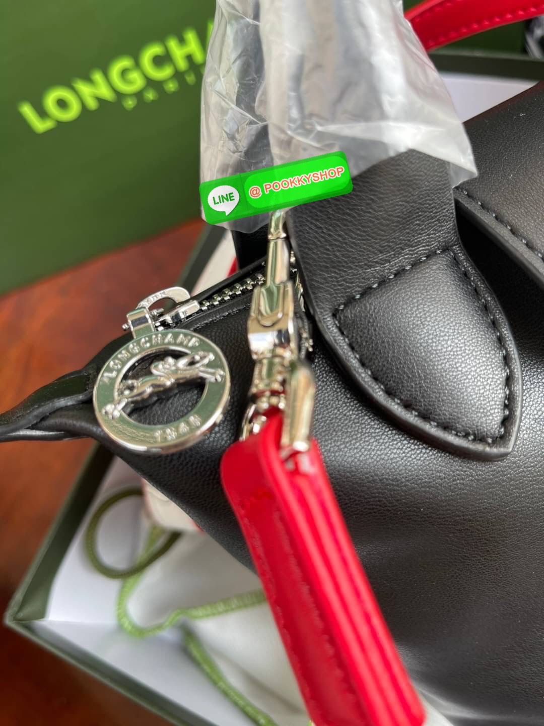 Longchamp Year of OX LE PLIAGE CUIR TOP HANDLE BAG XS Celebrate 2021! ต้อนรับปีวัวด้วยคอลเล็คชั่นพิเศษ วัสดุหนังเมทิส (Metis) หรือหนังแกะเนื้อนุ่มมาพร้อมหูจับขนาดสั้นเหมาะถนัดมือ กระเป๋าทรงไอคอนนิกพร้อมลวดลาย animation สุดน่ารักตรงยุคสมัย เอาใจผู้ที่ชื่นช