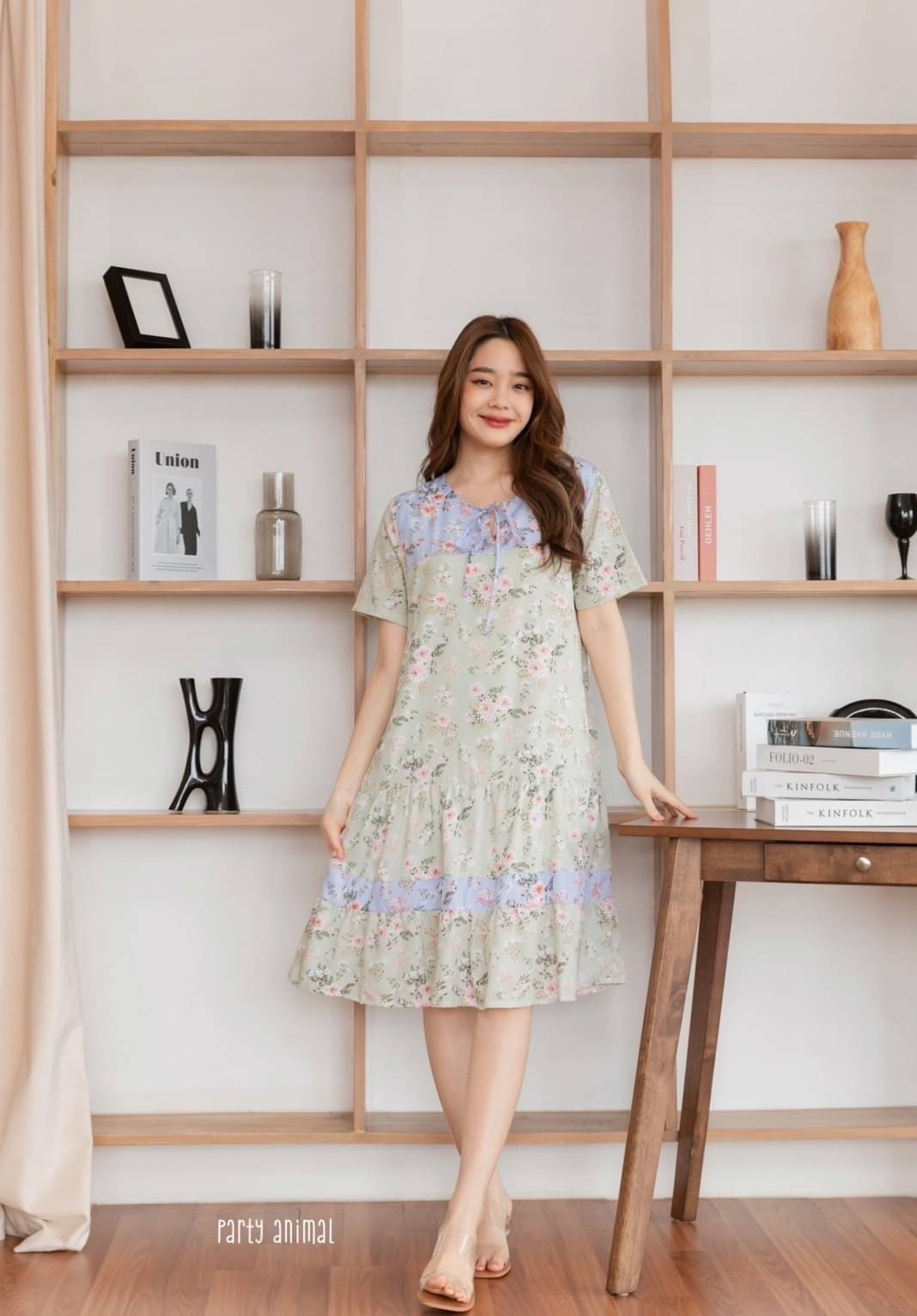 เดรสลายดอกไม้ตัดต่อสลับสีแบบทูโทน ทรงปล่อยต่อชายระบายสองชั้น คอผูกโบว์ได้ เนื้อผ้าไหมญี่ปุ่นพริ้วๆใส่สบาย งานมีซับในตัวค่ะ ซิปหลัง มีกระเป๋าข้างค้า 2สี