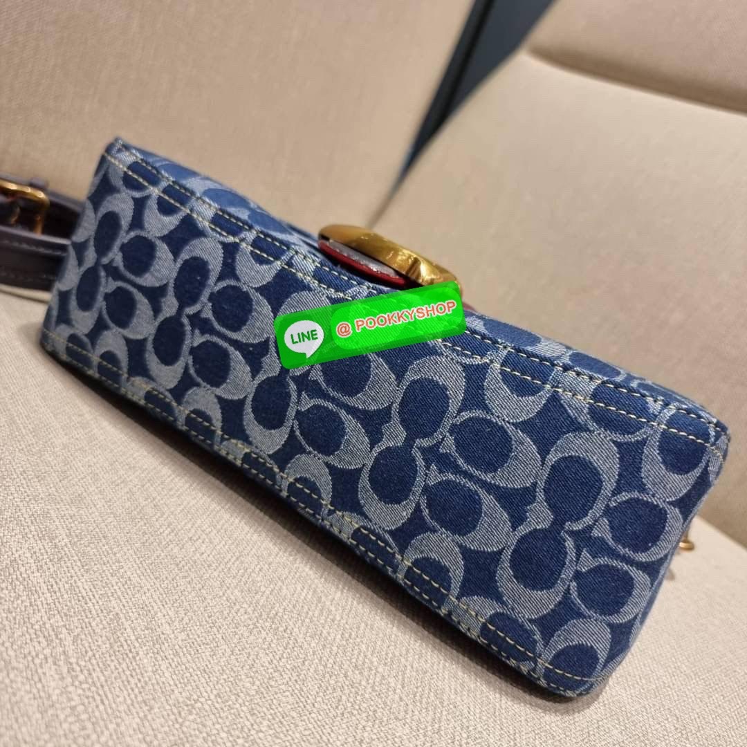 COACH CA105 SOFT TABBY SHOULDER BAG IN SIGNATURE DENIM ใหม่ล่าสุด กระเป๋าสะพายไหล่/สะพายข้าง ดีไซน์วินเทจย้อนยุค สวยคมชัด ด้วยดีไซน์สีเดนิม ให้ดูคลาสสิคมากขึ้น วัสดุผ้าเดนิมลายซิกเนเจอร์ น้ำหนักเบา เปิด-ปิดด้วยฝาปิดแม่เหล็ก ด้านหลังมีช่องซิป ภายในเป็นช่อง