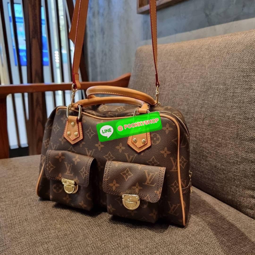 LV MANHATTAN HANDBAG กระเป๋าถือทรงผู้ดี คลาสสิค สวยหรู ไซส์กำลังสวย ราคาแสนดีจากวีไอพีพรีเมี่ยมกิ๊ฟ ดีไซน์ตกแต่งกระเป๋าเล็กด้านหน้า ใส่ของจุกจิกได้ วัสดุหนังแคนวาส ภายในโล่งกว้างมาก มีช่องซิปและช่องย่อย มาพร้อมสายสะพายครอสบอดี้ ถอดออกได้ คล้องแขนเก๋ๆ สะพา
