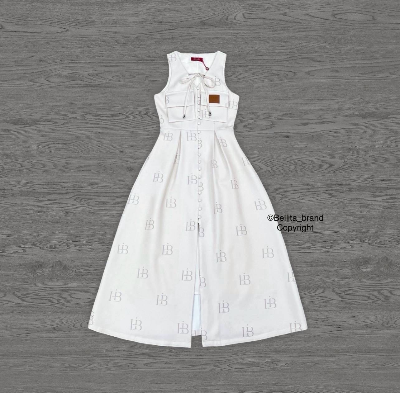 เดรสยาวสีครีมละมุนตุ้น คอวีแขนกุด ผูกโบว์ที่คอ มีกระเป๋าที่อก เอวข้ารูป แต่งกระดุมด้านหน้า ซิปด้านหลัง ผ่าหน้า ลายพิมพ์ตัวอักษร สีสวยซอฟนุ่มมากคือละมุนใจ