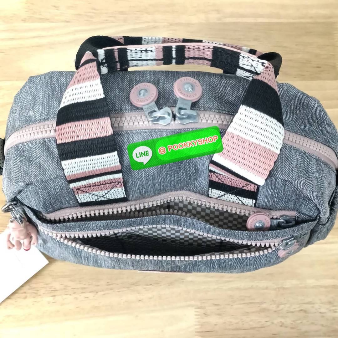 Kipling K1006 Handbag กระเป๋าถือหรือสะพาย วัสดุ Polyester 100% รุ่นใหม่ มีให้เลือกทั้งแบบเรียบ และ ลายน่ารัก มีช่องแยกด้านหน้า 2 ช่อง ช่องหลักโล่งกว้าง พร้อมช่อง pocket แยก 2 ช่อง ใช้งานได้ครบครัน สามารถสตางค์ใบยาวได้ ขนาดกำลังดี จะใช้ทำงาน ไปเรียน หรือ ถ