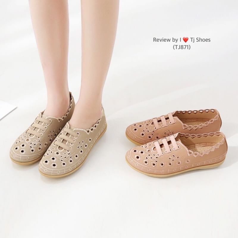 พร้อมส่งรองเท้าสุขภาพ ที่ทั่งเกร๋ทั้งน่ารักสุดๆ รองเท้ารุ่นนี้เป็นงานสั่งทำพิเศษ หนังนิ้มนิ่ม จับแมทกับชุดอะไรก็เกร๋ก็น่ารักสุดๆ พื้นบุนิ่มแถมมีรูระบายอากาศใส่แล้วเท้าไม่อับ ใส่นุ่มเดินสบายมากๆ ส้นยางอย่างดี เป็นรุ่นแนะนำ ซื้อไปรับรองไม่ผิดหวัง ห้ามพลาดเล