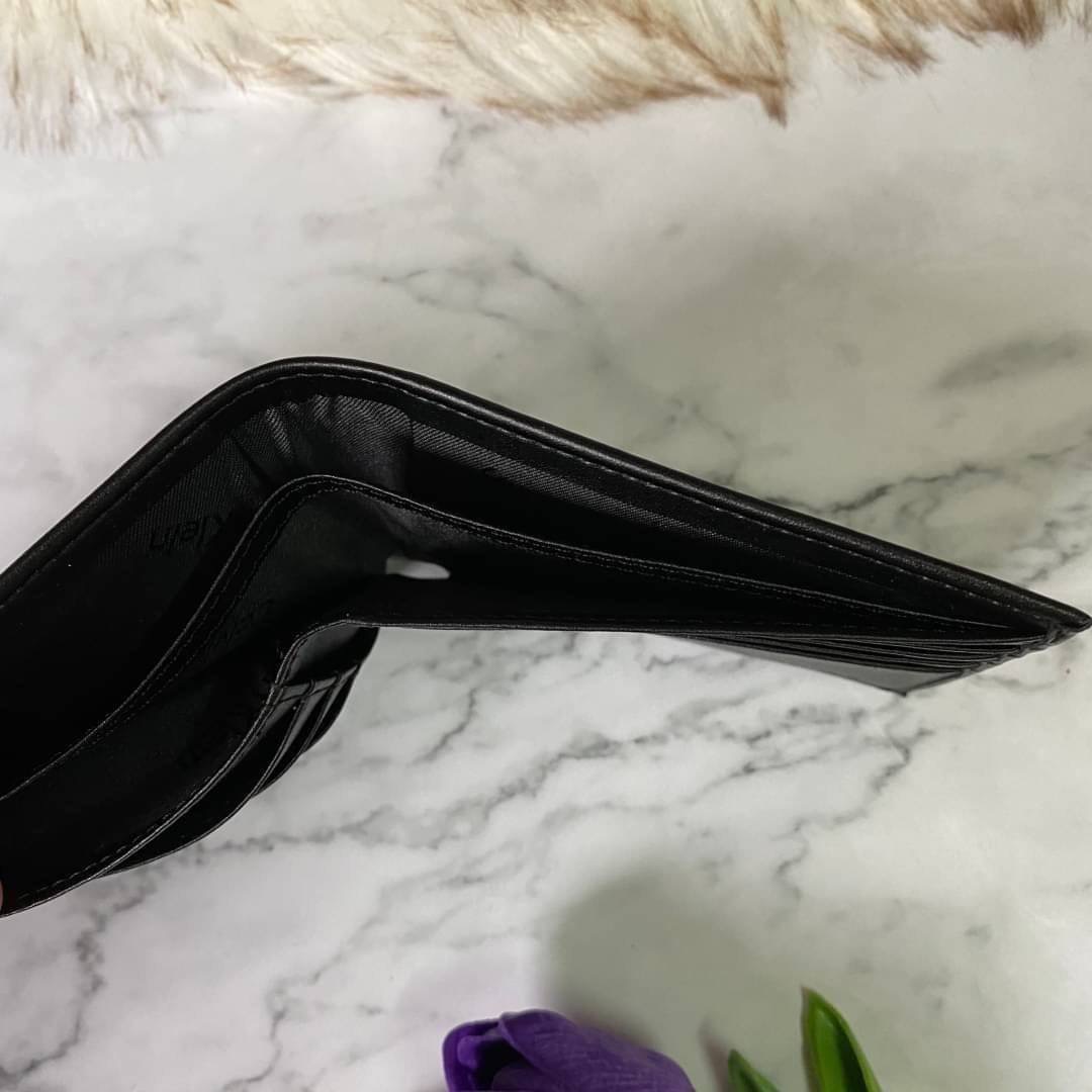 Calvin Klein Leather Belt & Wallet Set Setกระเป๋าสตางค์+เข็มขัด กระเป๋าสตางค์ด้านหน้าปั๊มชื่อแบรนด์ มีช่องใส่บัตร ช่องใส่ธนบัตร 2 ช่อง และช่องเก็บเหรียญ เข็มขัดหนังแท้ปั๊มแบรนด์ สามารถสลับใช้ได้ทั้ง 2 ด้าน เข็มขัดปรับระดับได้ 5 ระดับ มาพร้อมที่เจาะรูจ้า