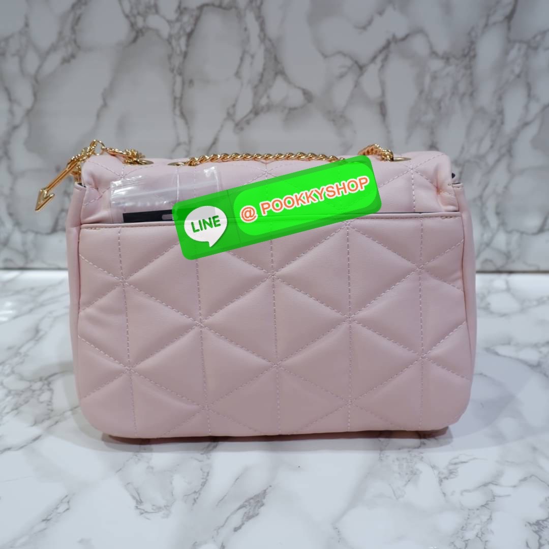 lyn มาแล้วจ้าา ใครสายลูกคุณหนู สวยหรูดูแพง ต้องรีบจัดแล้ว! กระเป๋าทรงเหลี่ยมใบใหญ่ จุของได้เยอะม๊ากกกก สายกระเป๋าเป็นโซ่สีทองปรับระดับได้ เปิด-ปิดด้วยกระดุมแม่เหล็ก ด้านหน้าปักหมุดlogo brand แอบกระซิบว่าถึงใบจะใหญ่แต่เบาสบายไม่ปวดไหล่นะจ๊ะ ด้านหลังมีช่องใ