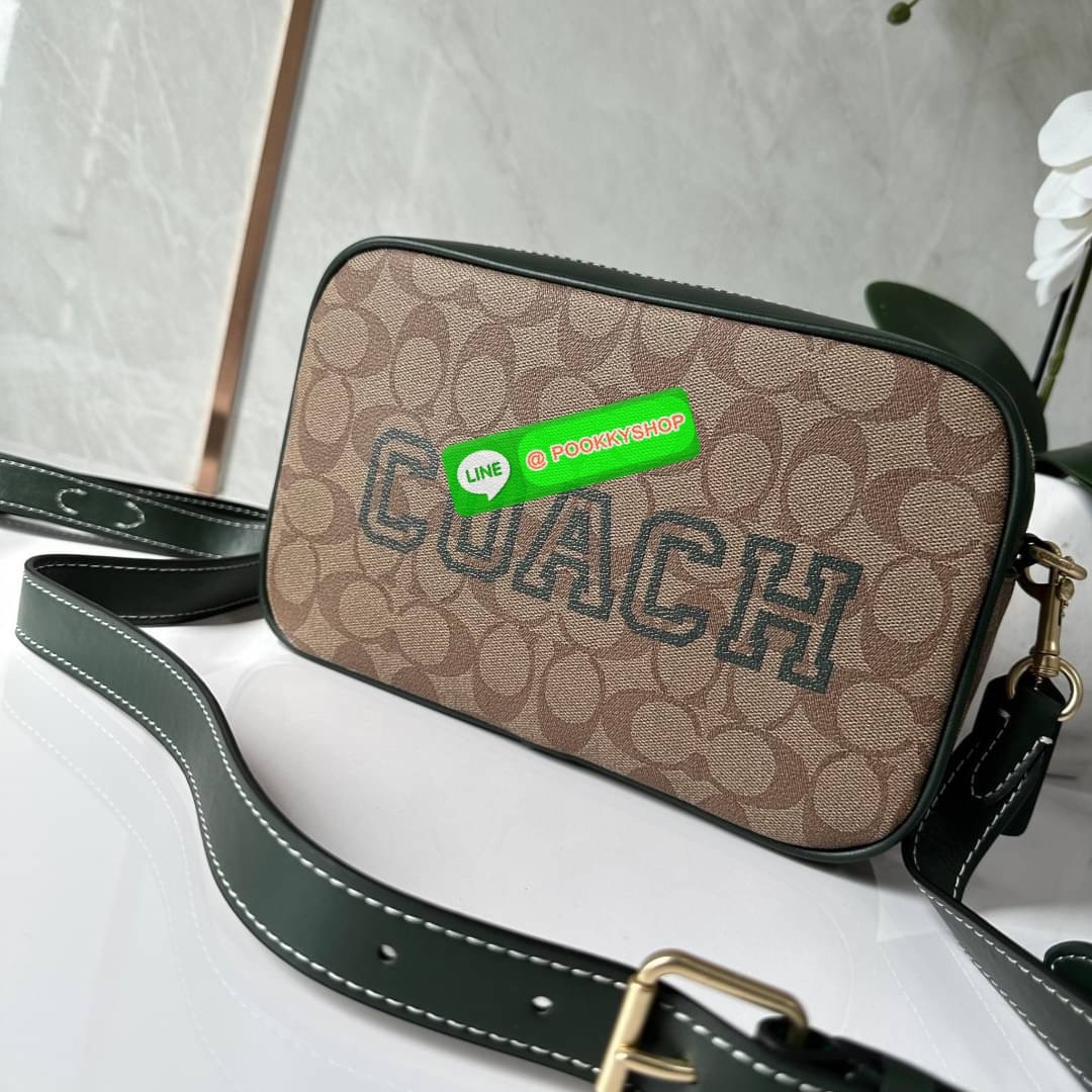 Coach Jamie Camera Bag In Signature Canvas With Varsity Motif (coach ce599) กระเป๋าสะพายข้าง ดีไซน์ยอดฮิตตลอด ไม่ตกเทรน วัสดุหนังแคนวาสตัดหนังแท้ เปิดปิดด้วยซิป ภายในช่องโล่งกว้างมีช่องแยกอเนกประสงค์สามารถใส่โทรศัพท์มือถือได้ทุกรุ่น สามารถใส่กระเป๋าสตางค์