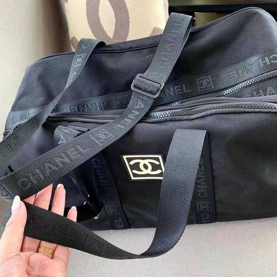 กระเป๋าเดินทาง CHANEL มีสายสะพาย งานสกรีนอย่างดีช่วงนี้ท่านใดมีการเดินทางบ่อยๆควรมีติดตู้นะค่ะ ใส่สัมภาระได้มากมายหลายอย่างเลยค่ะ จะหิ้วหรือสะพายได้หมดคร้าาา