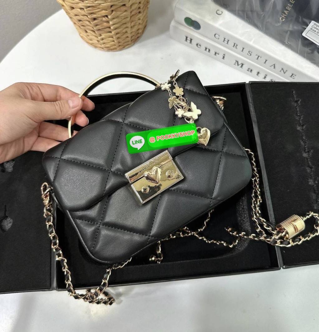 Charles&Keith แท้ Outlet ถือออกงานได้ สะพายได้ ให้ลุคลูกคุณหนู มาพร้อมกล่อง เหมาะสำหรับมอบเป็นของขวัญได้ มี 3 สี