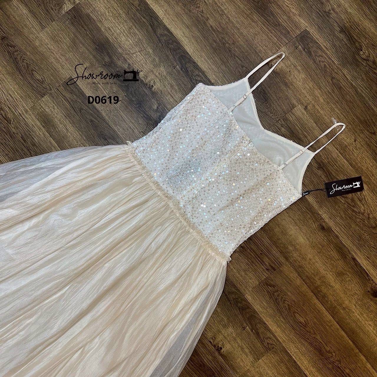 เดรสแฟชั่น เดรสสายเดี่ยวตัดต่อผ้า2ชนิด ช่วงบนผ้าทอสลับเลื่อมในตัวเล่นไฟสวยหรู