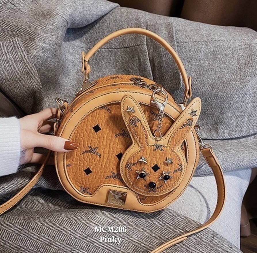 กระเป๋าสะพายทรงกลมสไตล์mcm งานนำเข้าน่ารักสุดๆ ทรงกลมแข็งแรง อยู่ทรง ซิปดี ด้านในกว้าง สายสะพายถอดได้ ถือก็น่ารัก เด่นสุดพร้อมด้วยปอมเข้ากัน แต่งหมุดแน่นๆ สวยอย่าบอกใคร