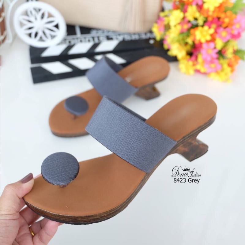 8423 เกี๊ยะไม้กระดุม แบบเกี๊ยะตัวใหม่ล่าสุด จัดมาอีกแล้ว ดีเทลหูคีบกระดุม สวมใส่กระชับเท้าให้ความรู้สึกนุ่มหน้าเท้าด้วยงานผ้านุ่มๆ ที่ลูกค้าหลายต่อหลายท่านคอนเฟริมมาแล้วว่านุ่มสบายเท้าสุดๆ ลุคใหม่ที่สาวๆรักส้นเกี๊ยะต้องห้ามพลาด จัดให้ครบทุก Collection นะจ