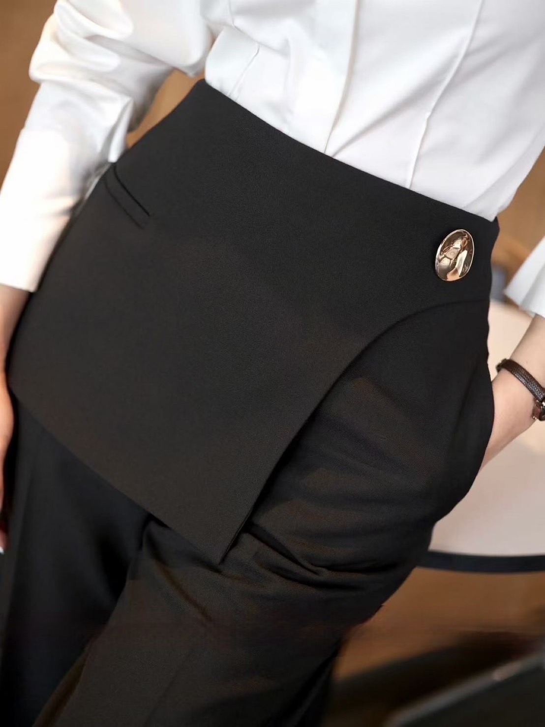 ชุดเซทแฟชั่น เสื้อเชิ้ตคอปกดีไซน์เก๋ ด้านหน้ากุ๊นเป็นเส้นตรง กระดุมซ่อนด้านหน้าใช้งานได้จริง