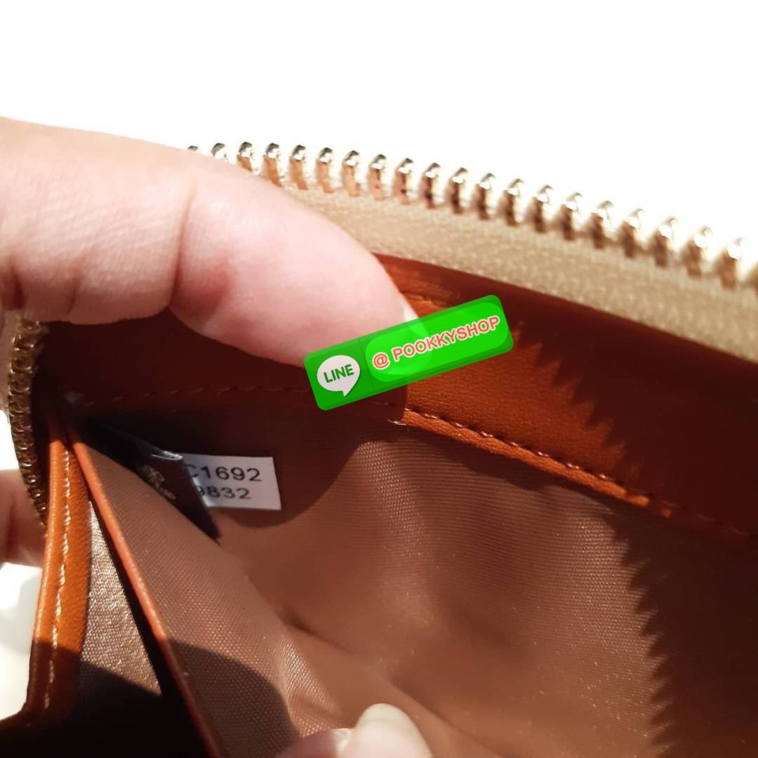 COACH 69832 ACCORDION ZIP WALLET WITH MEADOW PRAIRIE PRINT กระเป๋าสตางค์ใบยาวซิปรอบ ลายดอกไม้น่ารักมากเว่อร์!! ลวดลายตัดกับสีชอล์กได้อย่างลงตัว ดูละมุนน่าใช้ วัสดุหนัง pepble สวยทนทาน ใส่มือถือได้ ใส่ธนบัตรได้ทุกชนิด ใส่บัตรได้เยอะไปอีก!! จุๆแบบนี้ ราคาดี