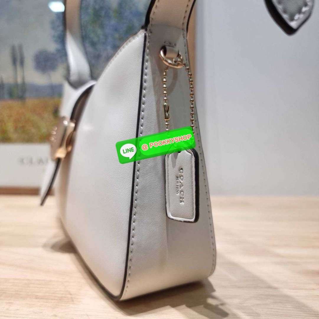 COACH CR533 ELIZA SHOULDER BAG 🔅 Details ใหม่ล่าสุด กระเป๋าสะพายไหล่ทรงโฮโบสุดหรู ดีไซน์โลโก้แบบใหม่และหรูหรายิ่งขึ้น คงความคลาสสิคและวินเทจ เปิด-ปิดด้วยสายคาดแบบกระดุมแม่เหล็ก ภายในเป็นช่องโล่ง แบ่งสัดส่วนไว้อย่างดี มีทั้งช่องใส่บัตร และช่องซิป ส