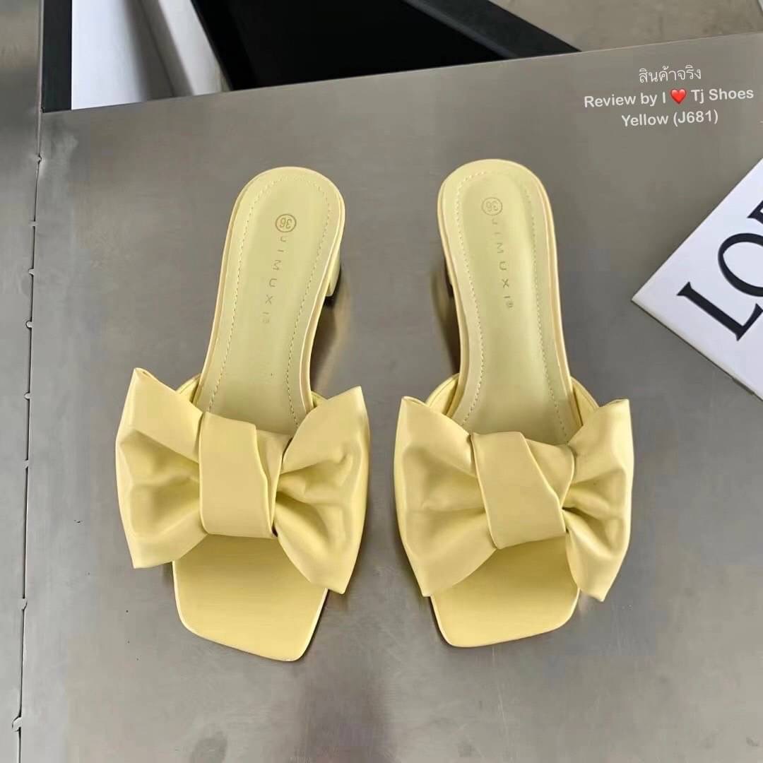 พร้อมส่งรองเท้านำเข้าที่สวยเกร๋ขายดีสุดๆ หนังรุ่นนี้นิ่มมาก ด้านหน้าแต่งด้วยโบว์น่ารักๆ สวมใส่ง่าย เรียบเก๋ดูดี สวยมาก ใส่ได้เรื่อยๆ แมทกับชุดอะไรก้ดูเก๋ดูน่ารักมาก ควรมีไว้เป็นคู่โปรด ของจริงงานดีมากสวยมาก ตรงปกแน่นอน เพราะรูปถ่ายจากสินค้าจริง เป็นรุ่นที