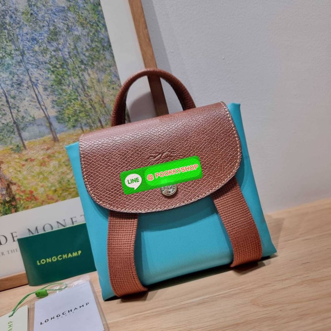 Longchamp le pliage original backpack 🔆 Details สวยคลาสสิคต้องไม่พลาด กับกระเป๋าสะพายทรงเป้ ขนาดกำลังดี น้ำหนักเบา ดีไซน์เรียบง่าย แต่ดูแพง ปากกระเป๋าออกแบบให้มีฝาปิดและซิปแน่นหนา สายสะพายสามารถปรับใช้ตามชอบ ภายในโล่งกว้าง จุของได้สบายๆ พกพาไปไหนก