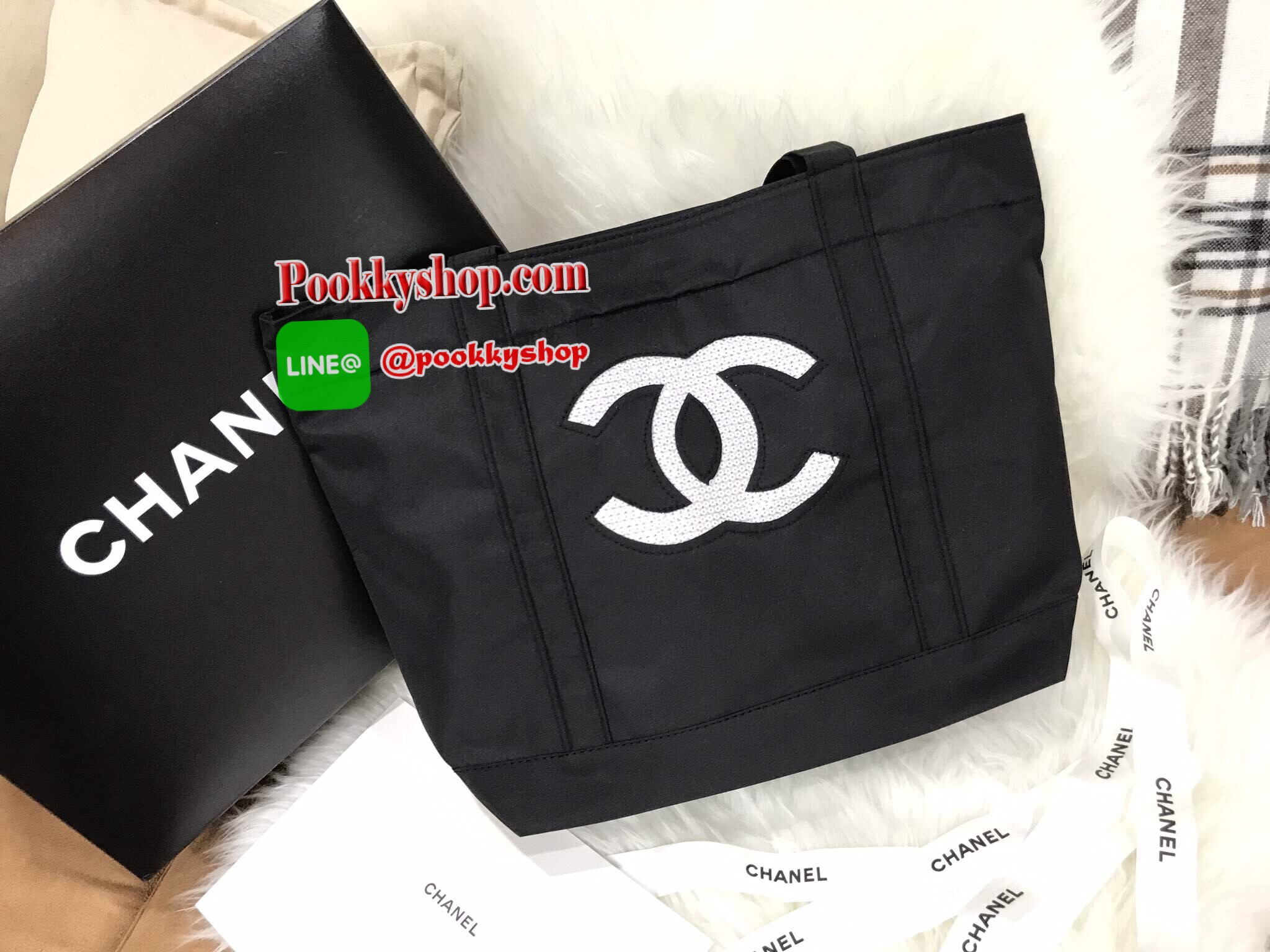 Must Have! Chanel Beaute Black Sequin Shopping Bag กระเป๋าสะพาย ShoppingBag พรีเมี่ยมกิ้ฟ Limited Edition ของแท้นำเข้าจากเคาน์เตอร์ Chanel Beaute ใบใหญ่ประดับคริสตัลสีดำโลโก้ CC สุดคลาสสิค ซับใน Polyester 100% เปิดปิดด้วยกระดุมแม่เหล็ก น้ำหนักเบา จุสุดๆ ใ