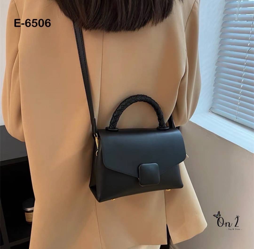 New arrivals รุ่นยอดฮิตที่ทุกคนต้องมีสีพื้น มีความคลาสสิค เรียบ แพงไม่ตะโกน สายปรับ สั้น/ คลอสบอดี้ได้ค่ะ จุได้ครบ พร้อมส่ง. ต้องจัดเลยค้า