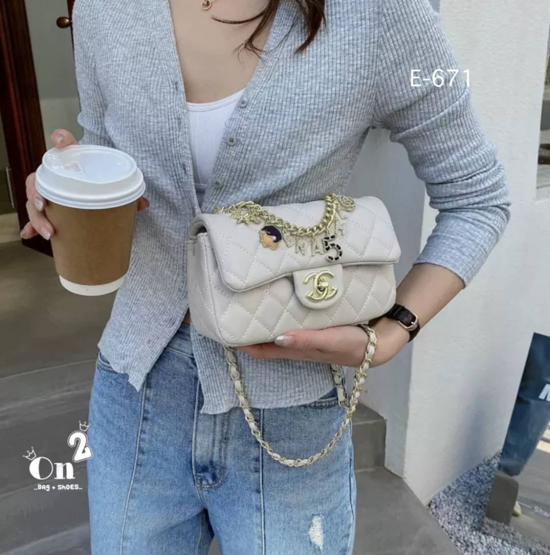 กระเป๋าสะพายชาแนล ทรงคลาสสิคเปิดหน้าอะไหล่สีทอง งานสไตล์แบรนด์ สายสะพายยาวครอสบอดี้ได้ค่ะ พร้อมส่ง 5 สีค่ะ