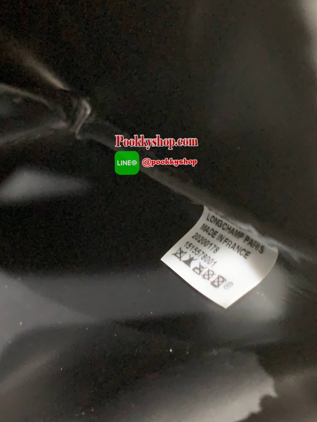 Longchamp Le Pliage Neo Size M มาพบกับกระเป๋ารุ่นยอดนิยม ที่สาวๆ ต้องมีไว้เก็บไว้สักใบ กระเป๋าโท้ทใบนี้ มาพร้อมกับสีที่มีสไตล์เรียบง่าย มีสายสะพายยาวช่วยให้คุณสามารถสะพายไหล่ได้อย่างสบาย ในขณะที่ที่ปิดแบบซิปช่วยให้คุณมั่นใจได้ว่าของด้านในมีความปลอดภัย Le