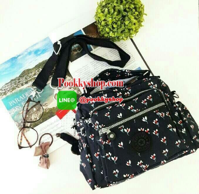 พร้อมส่ง Kipling Shoulder Bag k15828 รุ่นMulti funtion ที่สาวๆรอคอย!!! เพราะใบนี้สามารถปรับการใช้งานได้หลายเเบบทั้งสะพายข้างได้ แบบครอสบอดี้ได้ หรือรวบสายเก็บปรับเป็นถือก็ยังได้ ผลิตจากวัสดุผ้าไนล่อนเมทาลิคอย่างดี กันน้ำระดับนึงเลยค่ะ ️ด้านหน้ามีช่องซิปถึ