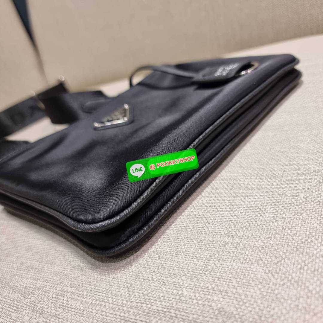 PRADA RE-EDITION 2000 RE-NYLON SHOULDER BAG ไอเท็มสุดโปรด unisex กระเป๋าสะพายข้าง ดีไซน์เรียบง่าย แต่มีความหรูในตัว รูปทรงพกพาสะดวก หยิบใช้ได้ในทุกๆวัน อีกหนึ่งคอลเลคชั่นขายดี วัสดุผ้าไนล่อนคุณภาพ พร้อมใบลูก ไว้ใส่เหรียญ ใส่กุญแจได้สารพัด เปิด-ปิดด้วยซิปห