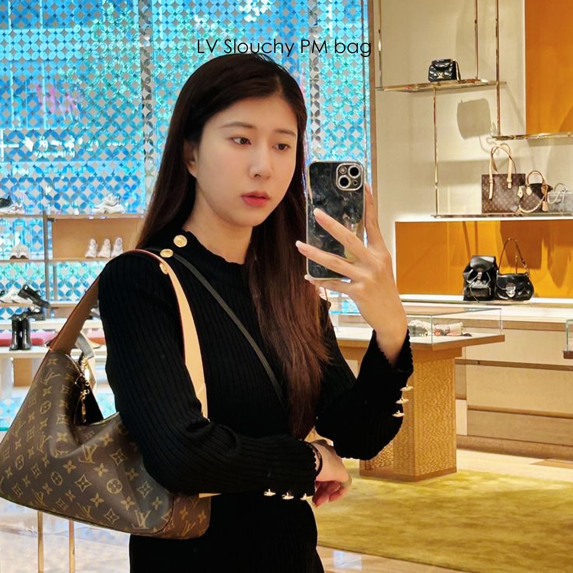 🕊️ พร้อมส่ง | LV Slouchy PM bag กระเป๋าสะพายทรงโฮโบดีไซน์คลาสสิค ใบใหญ่กำลังสวย โดดเด่นด้วยรูปทรงเป็นเอกลักษณ์ ใช้งานได้สะดวกคล่องตัว เหมาะสำหรับพกพาเดินทางและใช้งานได้ทุกวัน ลายโมโนแกรมแคนวาสสุดไอคอนิก เสริมความสง่างามด้วยอะไหล่สีทอง งานจริงสวยมา