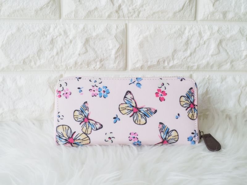 กระเป๋าสตางค์ใบยาว ลายเข้าใหม่ ✔️ทรงยาว 1 ซิบ เสริมดวงให้เก็บเงินได้ดี ✔️ใส่ธนบัตรได้ไม่ต้องพับ เรียงกันสวยงาม ✔️8 ช่องใส่บัตร + 2 ช่องใหญ่ ✔️1 ช่องซิบใส่เหรียญ